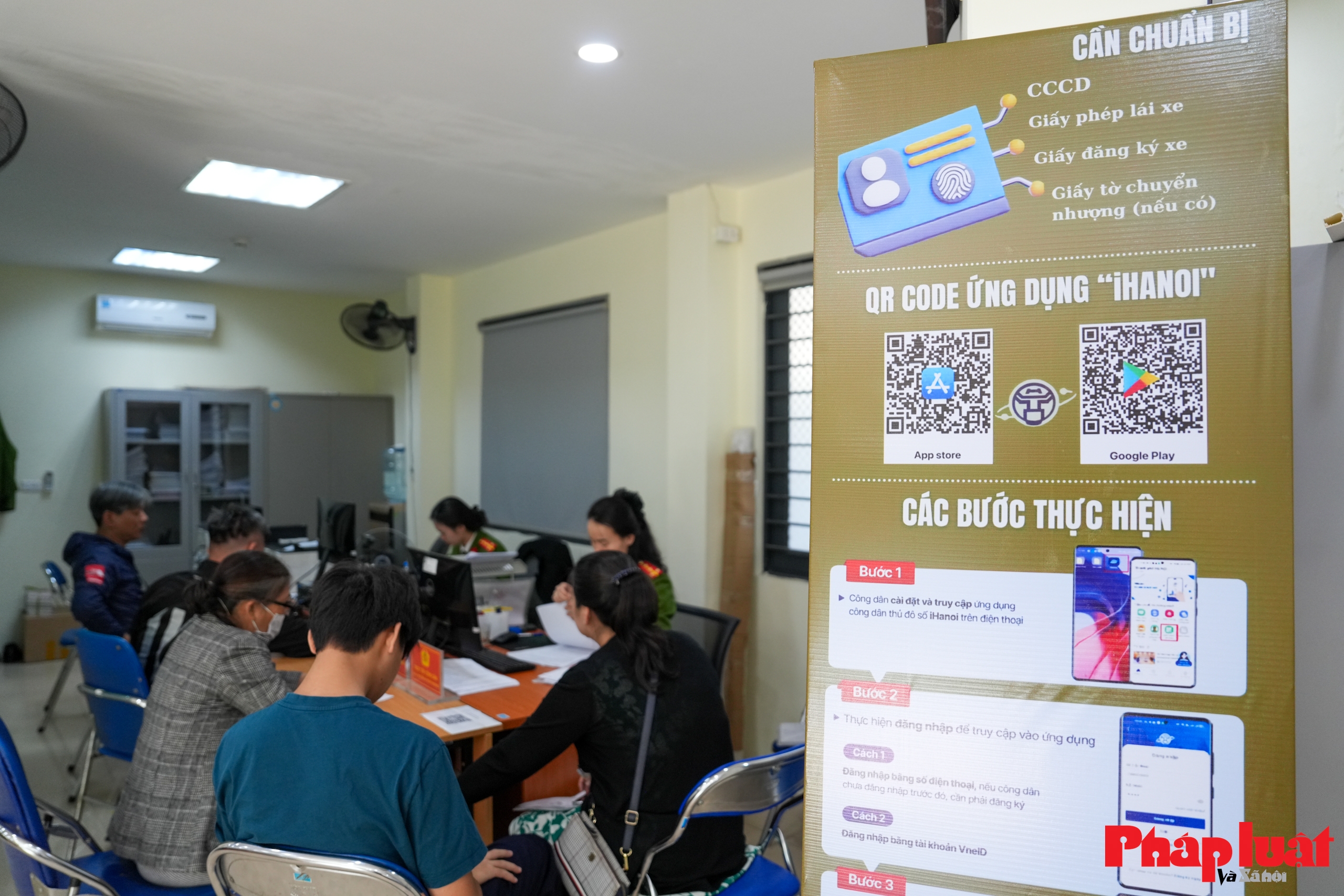 Công an Hoàn Kiếm: Gần dân, giúp dân cập nhật dữ liệu phương tiện, giấy phép lái xe