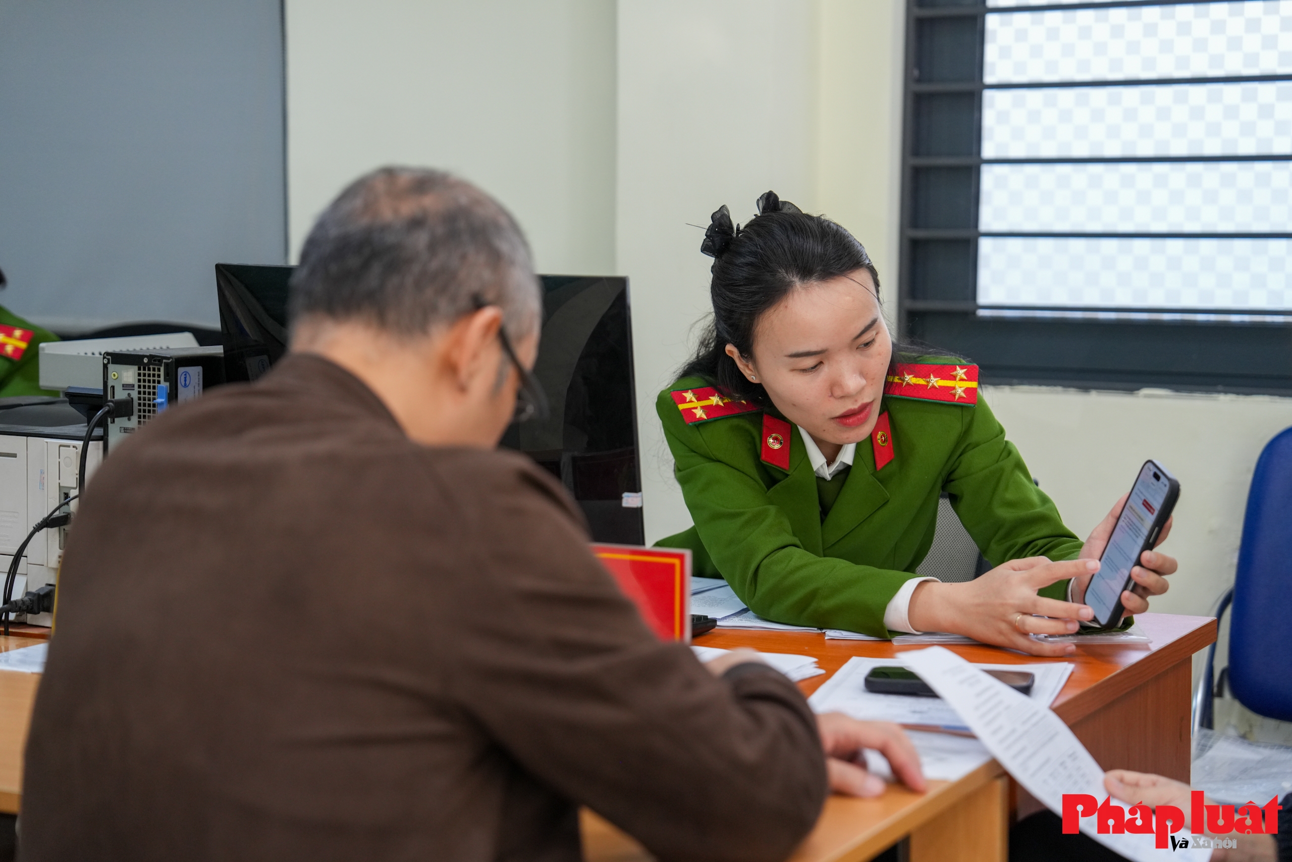 Công an Hoàn Kiếm: Gần dân, giúp dân cập nhật dữ liệu phương tiện, giấy phép lái xe