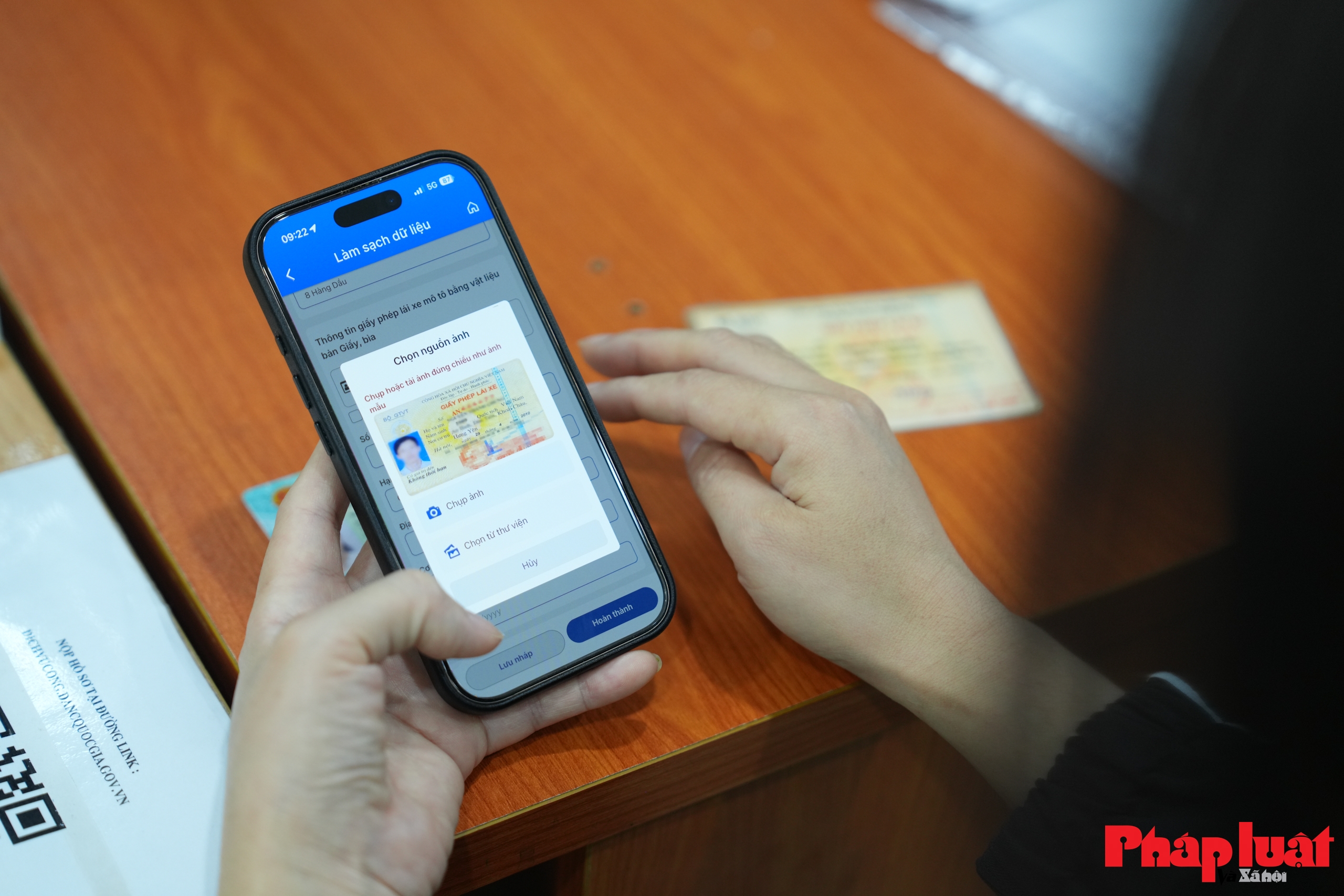 Công an Hoàn Kiếm: Gần dân, giúp dân cập nhật dữ liệu phương tiện, giấy phép lái xe