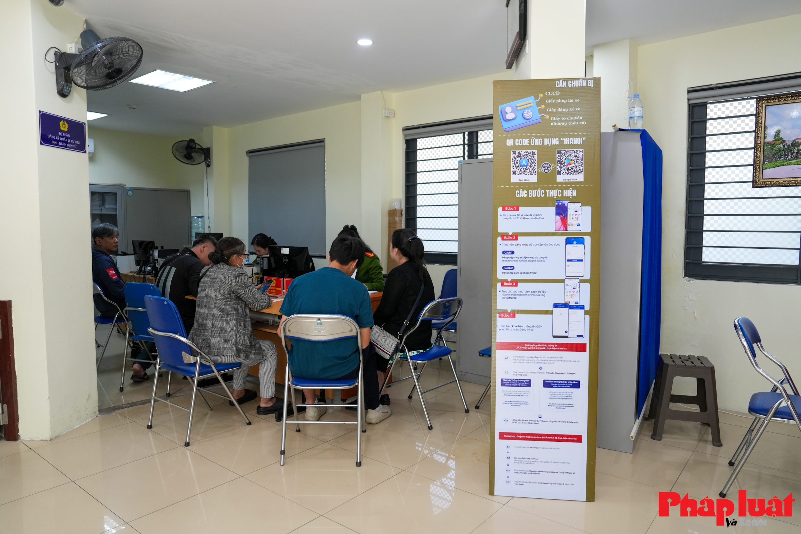 Công an Hoàn Kiếm: Gần dân, giúp dân cập nhật dữ liệu phương tiện, giấy phép lái xe