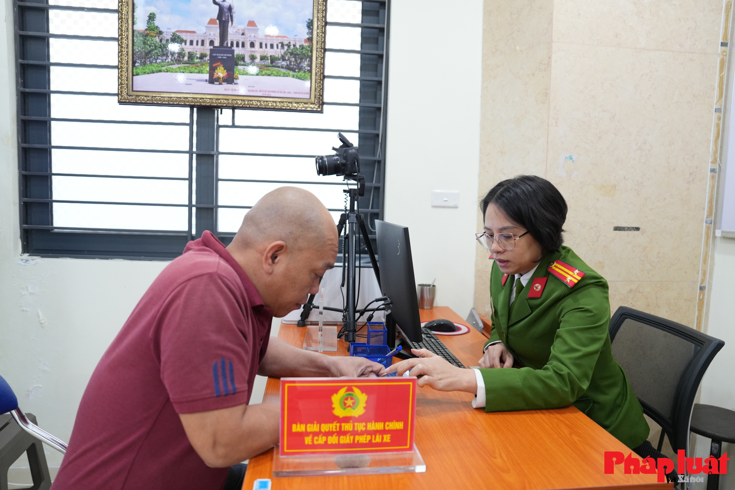 Công an Hoàn Kiếm: Gần dân, giúp dân cập nhật dữ liệu phương tiện, giấy phép lái xe