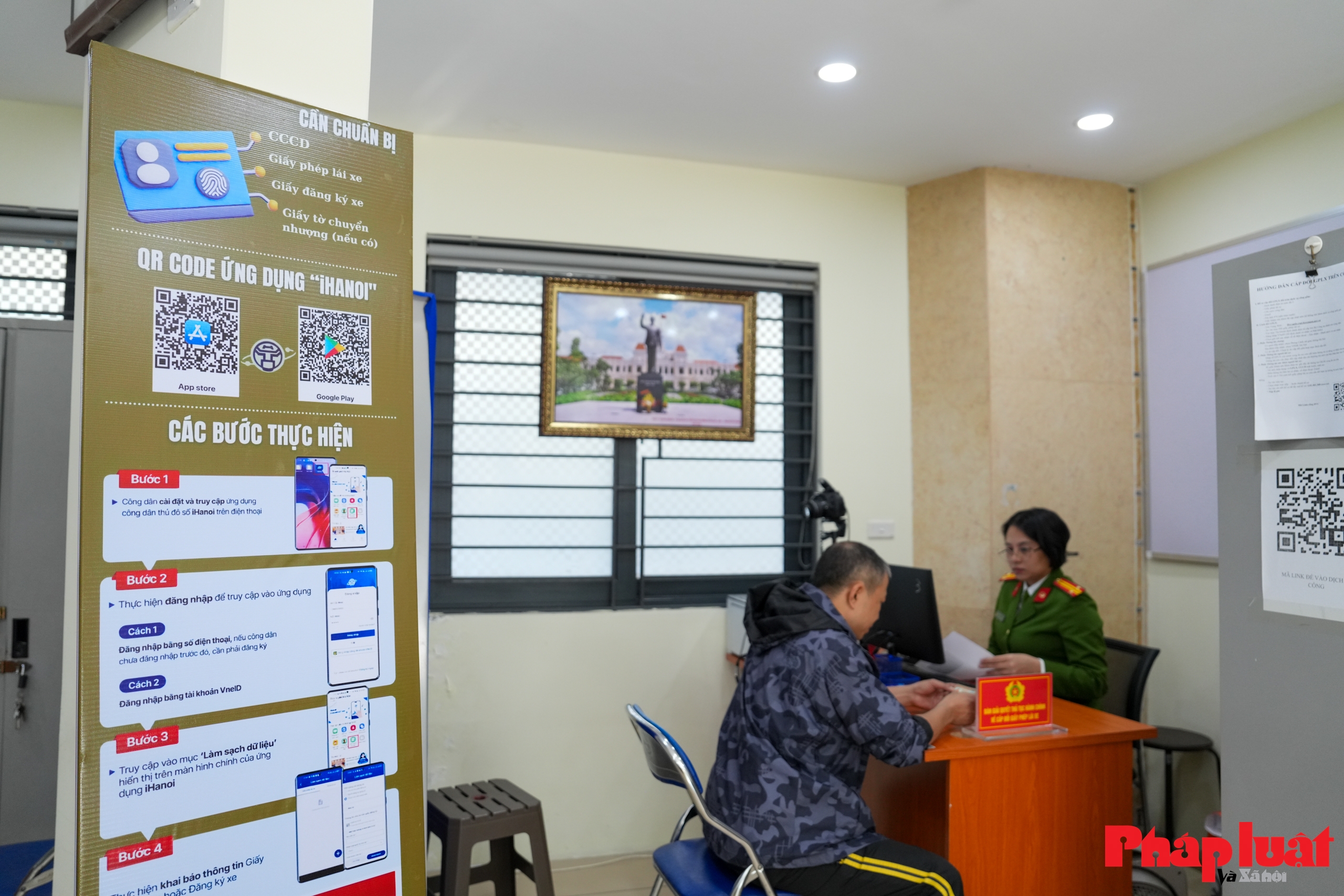 Công an Hoàn Kiếm: Gần dân, giúp dân cập nhật dữ liệu phương tiện, giấy phép lái xe