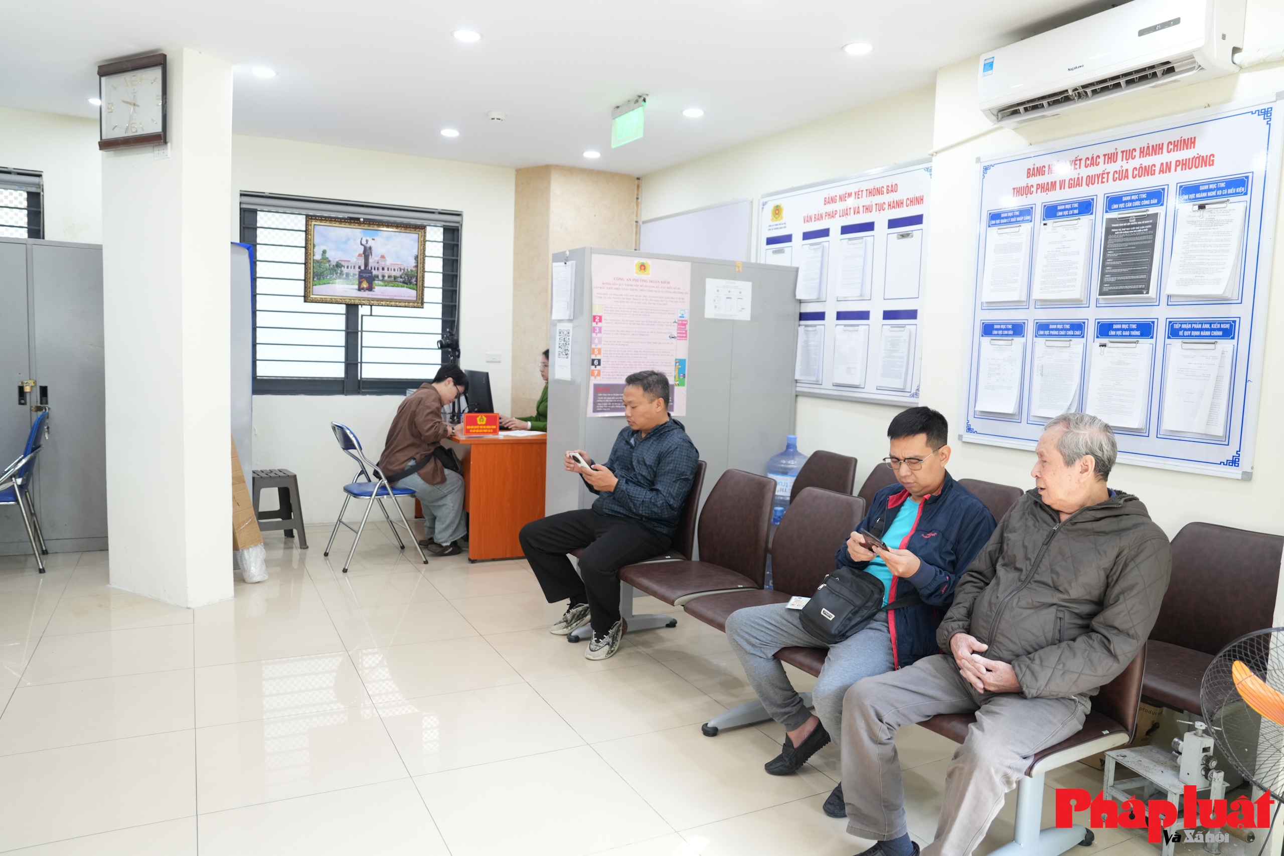 Công an Hoàn Kiếm: Gần dân, giúp dân cập nhật dữ liệu phương tiện, giấy phép lái xe