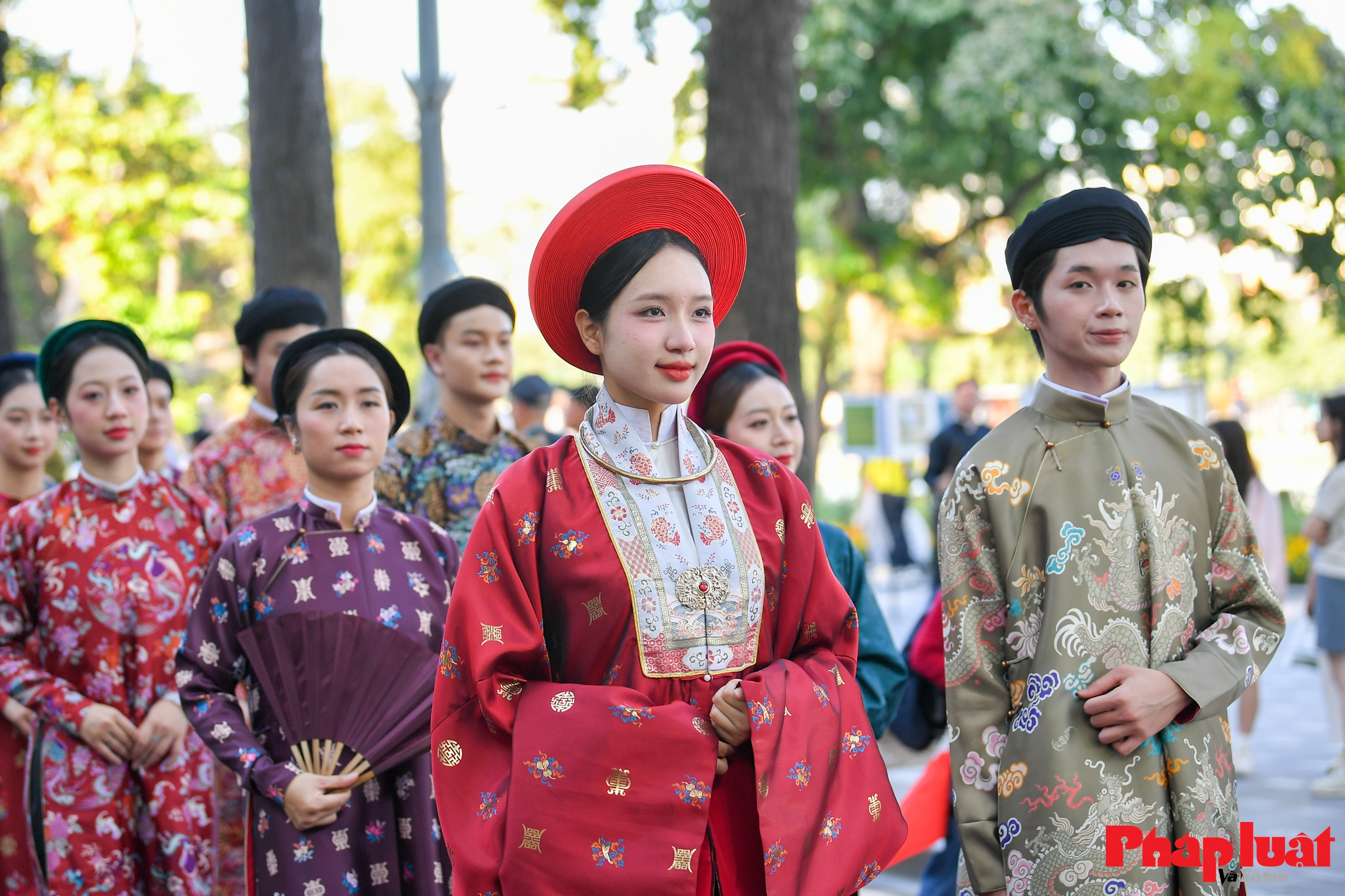 Bách Hoa Bộ Hành 2025 lan tỏa di sản trang phục Việt giữa lòng Hà Nội Bách Hoa Bộ Hành 2025 lan tỏa di sản trang phục Việt giữa lòng Hà Nội