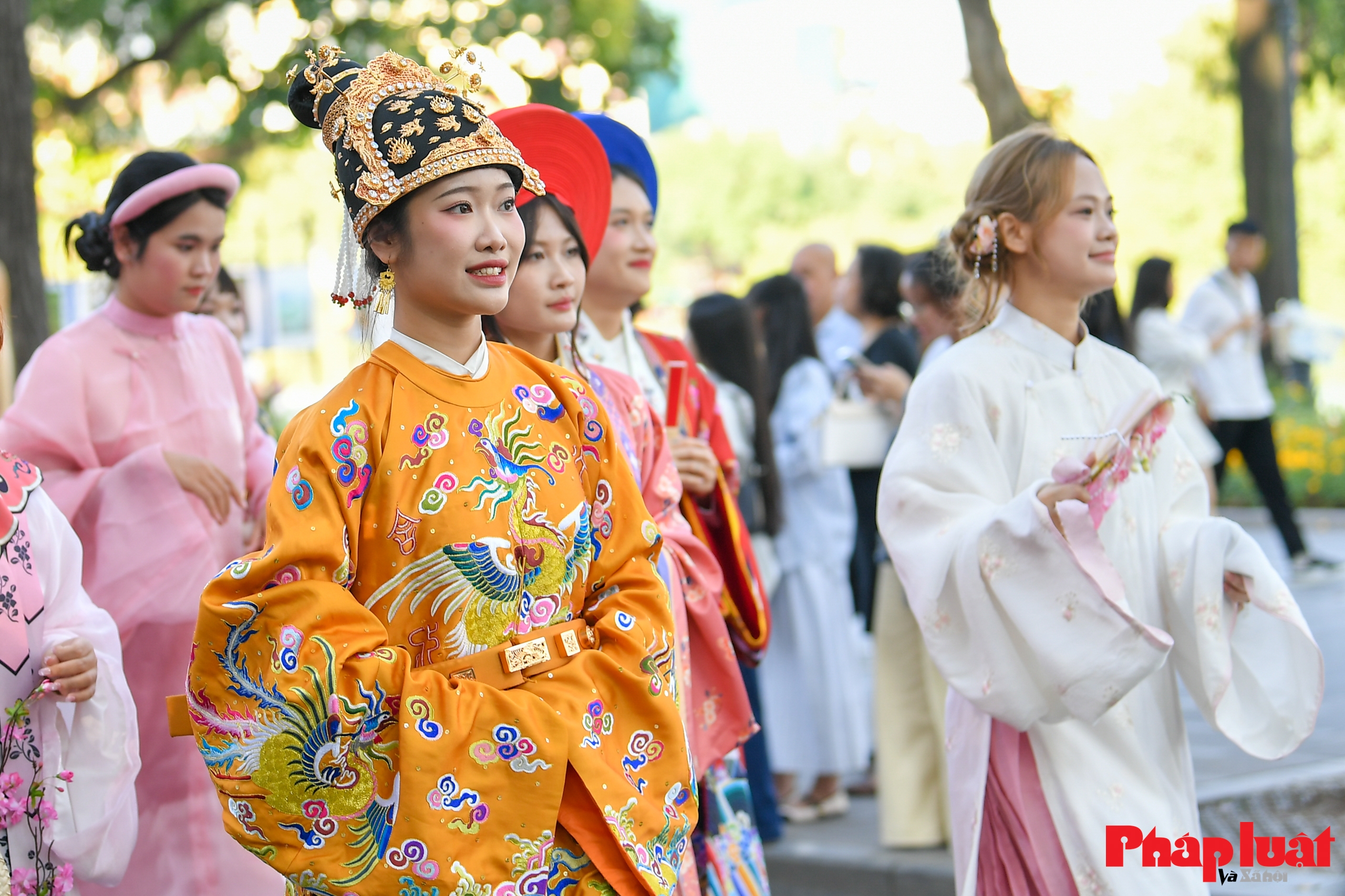 Bách Hoa Bộ Hành 2025 lan tỏa di sản trang phục Việt giữa lòng Hà Nội Bách Hoa Bộ Hành 2025 lan tỏa di sản trang phục Việt giữa lòng Hà Nội