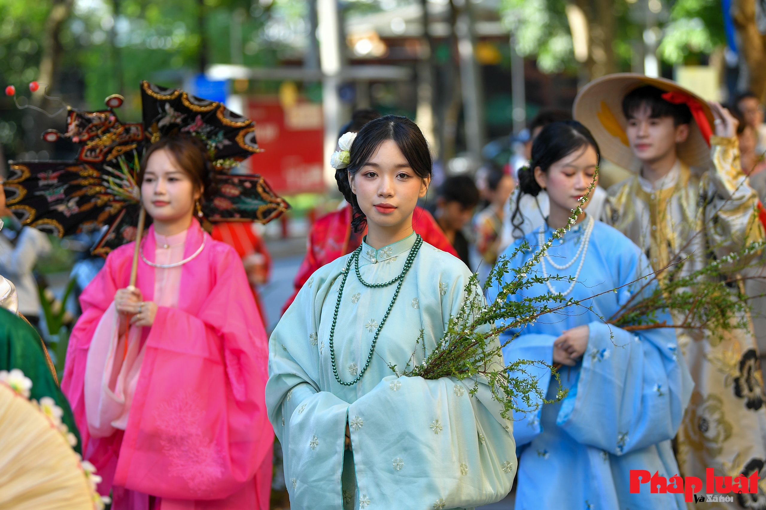 Bách Hoa Bộ Hành 2025 lan tỏa di sản trang phục Việt giữa lòng Hà Nội Bách Hoa Bộ Hành 2025 lan tỏa di sản trang phục Việt giữa lòng Hà Nội