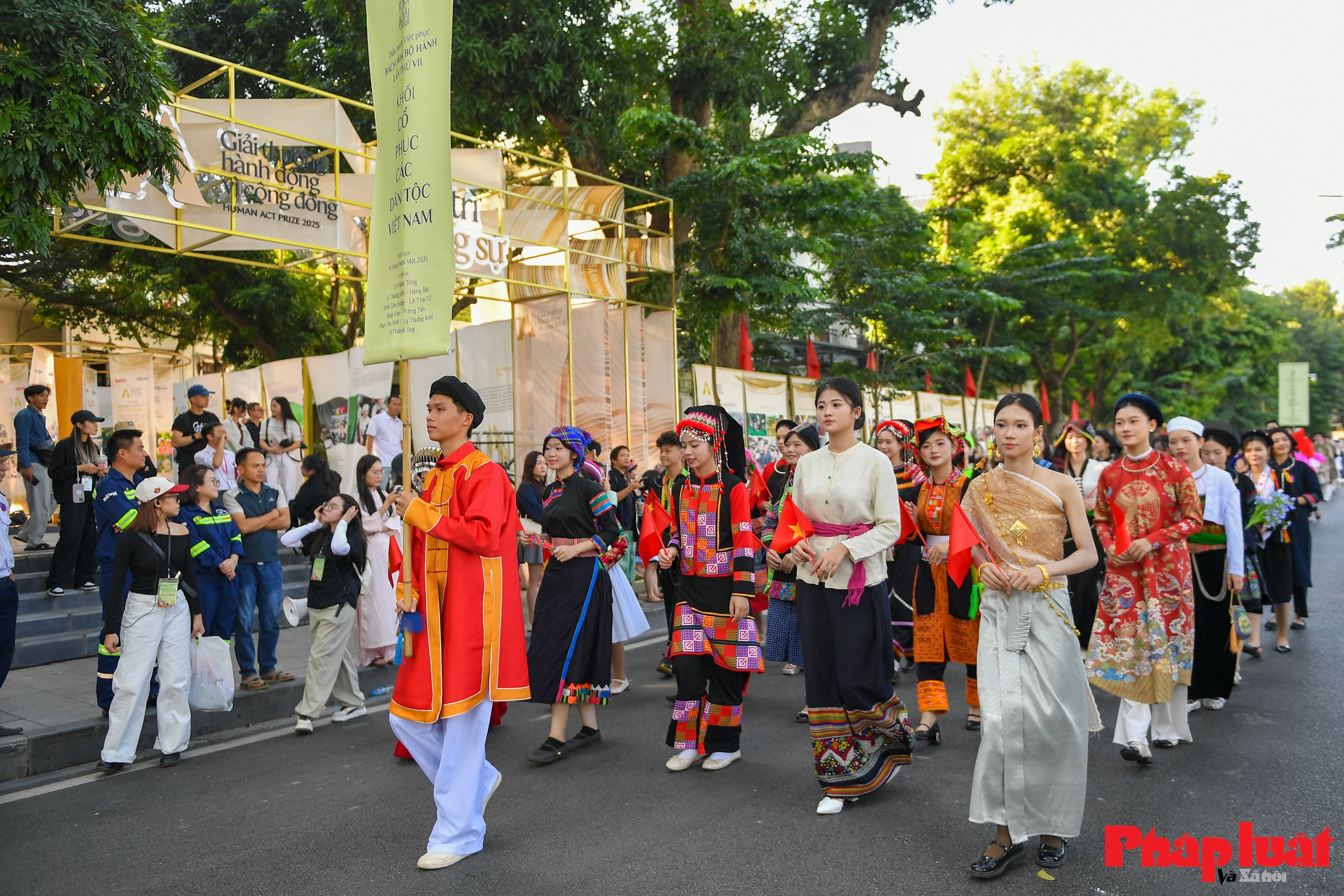 Bách Hoa Bộ Hành 2025 lan tỏa di sản trang phục Việt giữa lòng Hà Nội Bách Hoa Bộ Hành 2025 lan tỏa di sản trang phục Việt giữa lòng Hà Nội