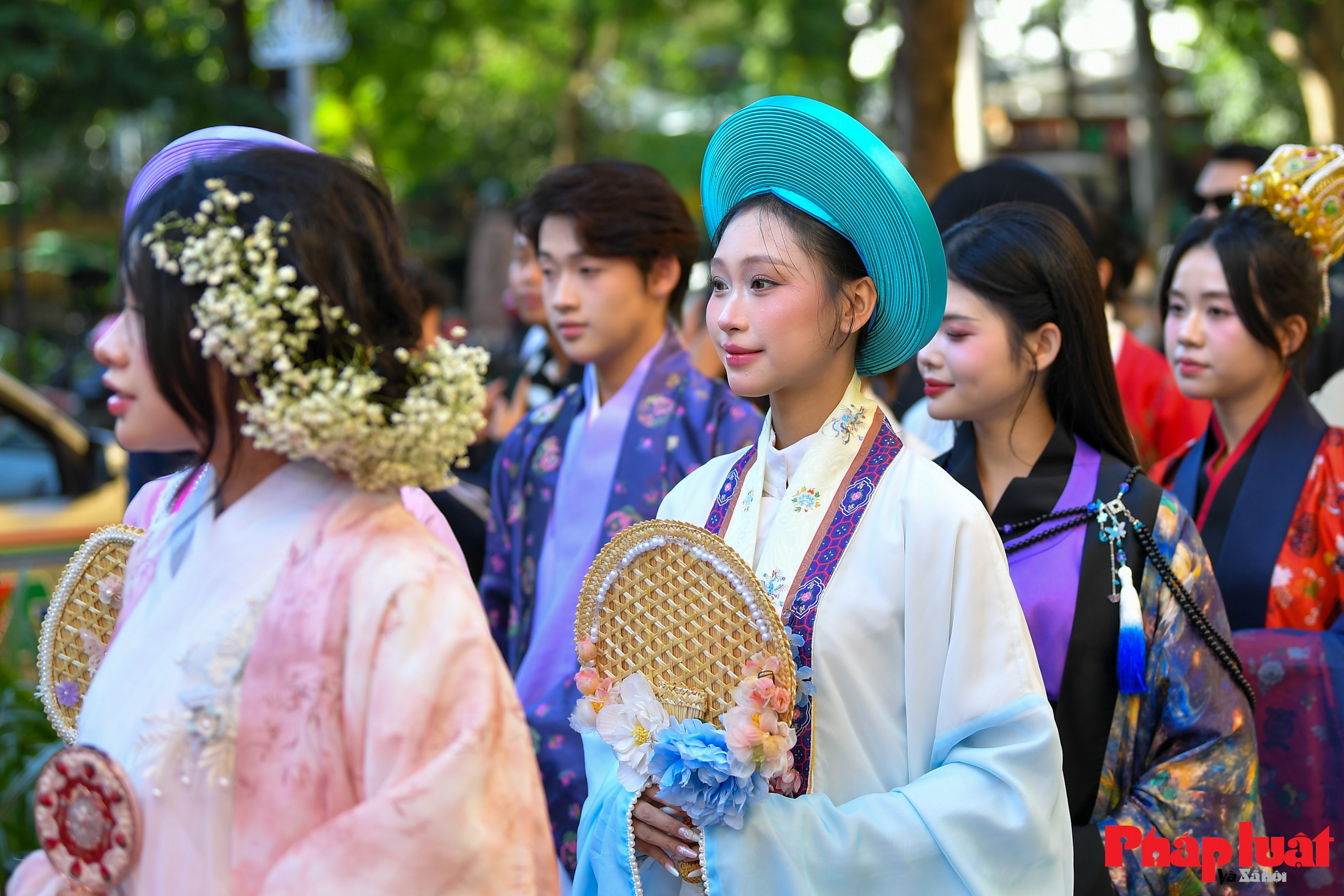 Bách Hoa Bộ Hành 2025 lan tỏa di sản trang phục Việt giữa lòng Hà Nội Bách Hoa Bộ Hành 2025 lan tỏa di sản trang phục Việt giữa lòng Hà Nội