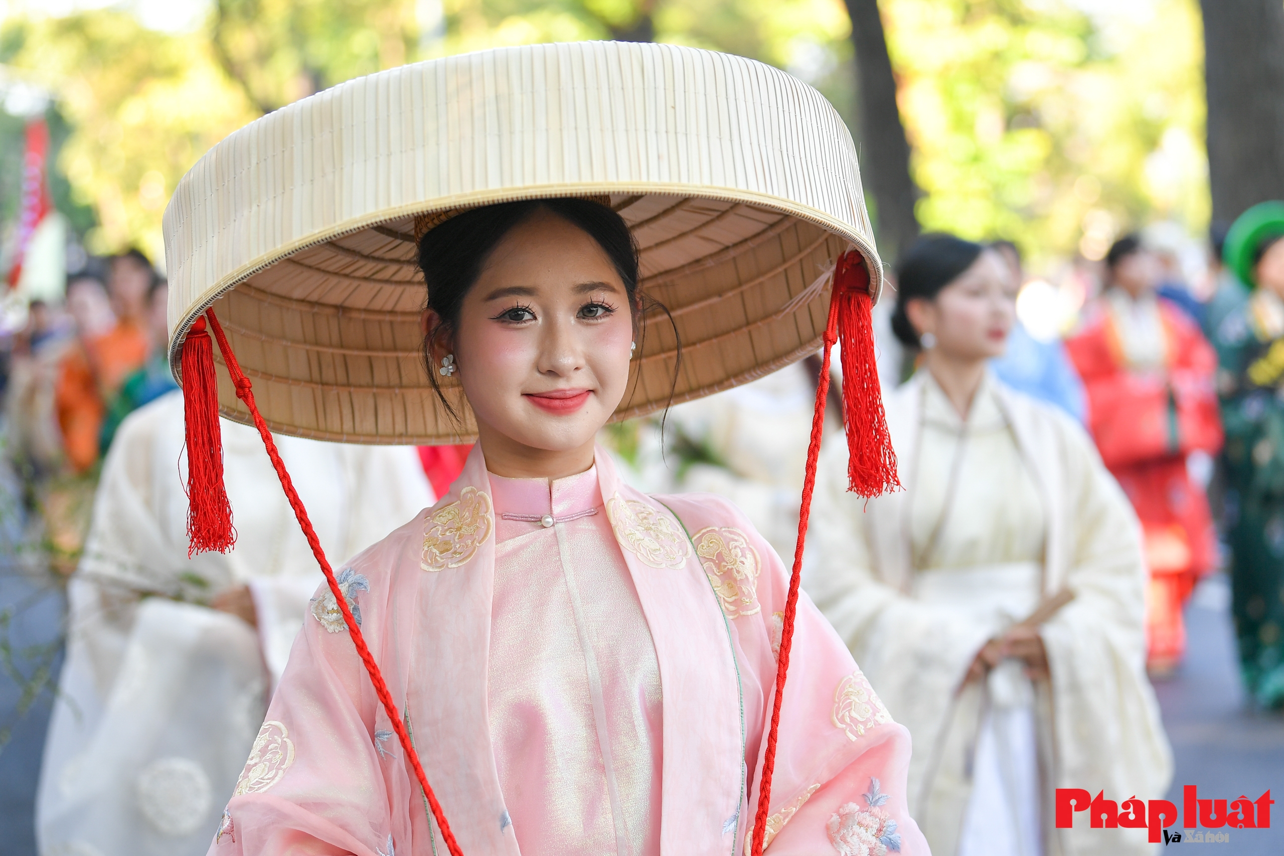 Bách Hoa Bộ Hành 2025 lan tỏa di sản trang phục Việt giữa lòng Hà Nội Bách Hoa Bộ Hành 2025 lan tỏa di sản trang phục Việt giữa lòng Hà Nội