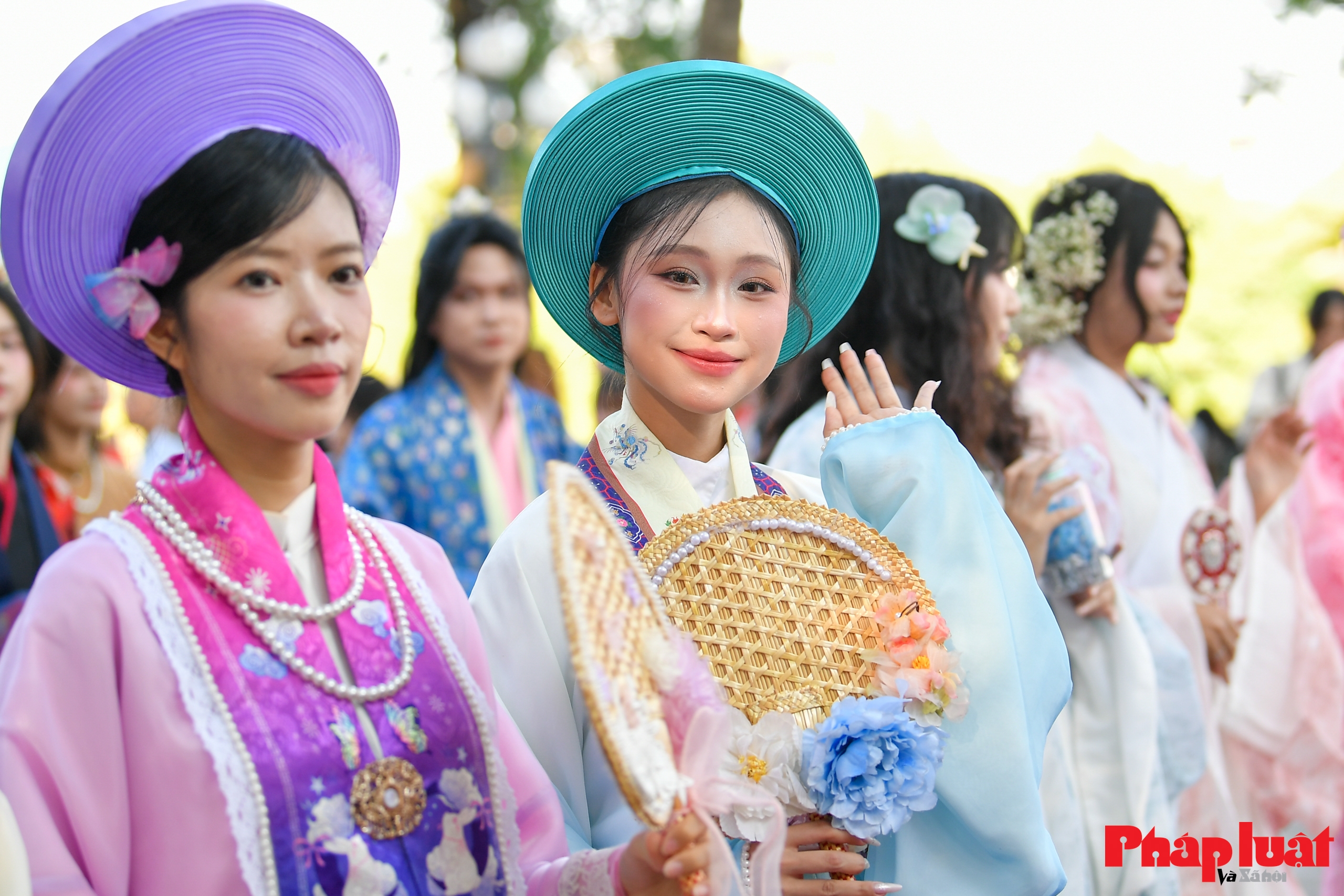 Bách Hoa Bộ Hành 2025 lan tỏa di sản trang phục Việt giữa lòng Hà Nội Bách Hoa Bộ Hành 2025 lan tỏa di sản trang phục Việt giữa lòng Hà Nội