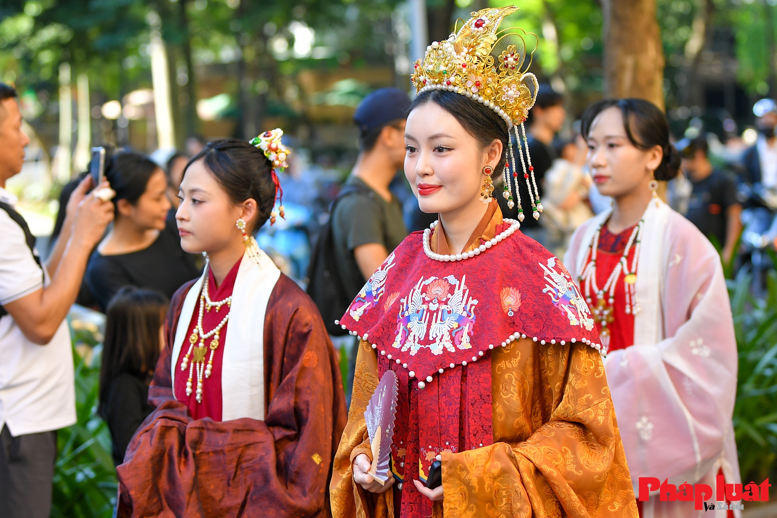 Bách Hoa Bộ Hành 2025 lan tỏa di sản trang phục Việt giữa lòng Hà Nội Bách Hoa Bộ Hành 2025 lan tỏa di sản trang phục Việt giữa lòng Hà Nội