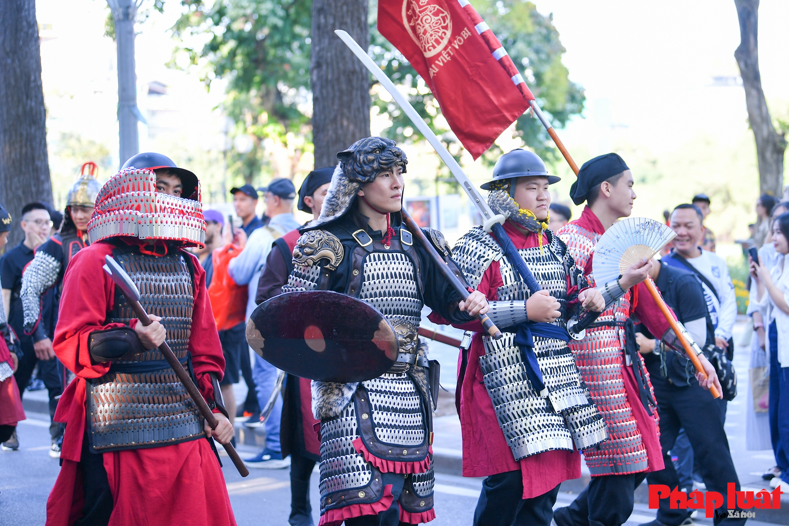 Bách Hoa Bộ Hành 2025 lan tỏa di sản trang phục Việt giữa lòng Hà Nội Bách Hoa Bộ Hành 2025 lan tỏa di sản trang phục Việt giữa lòng Hà Nội