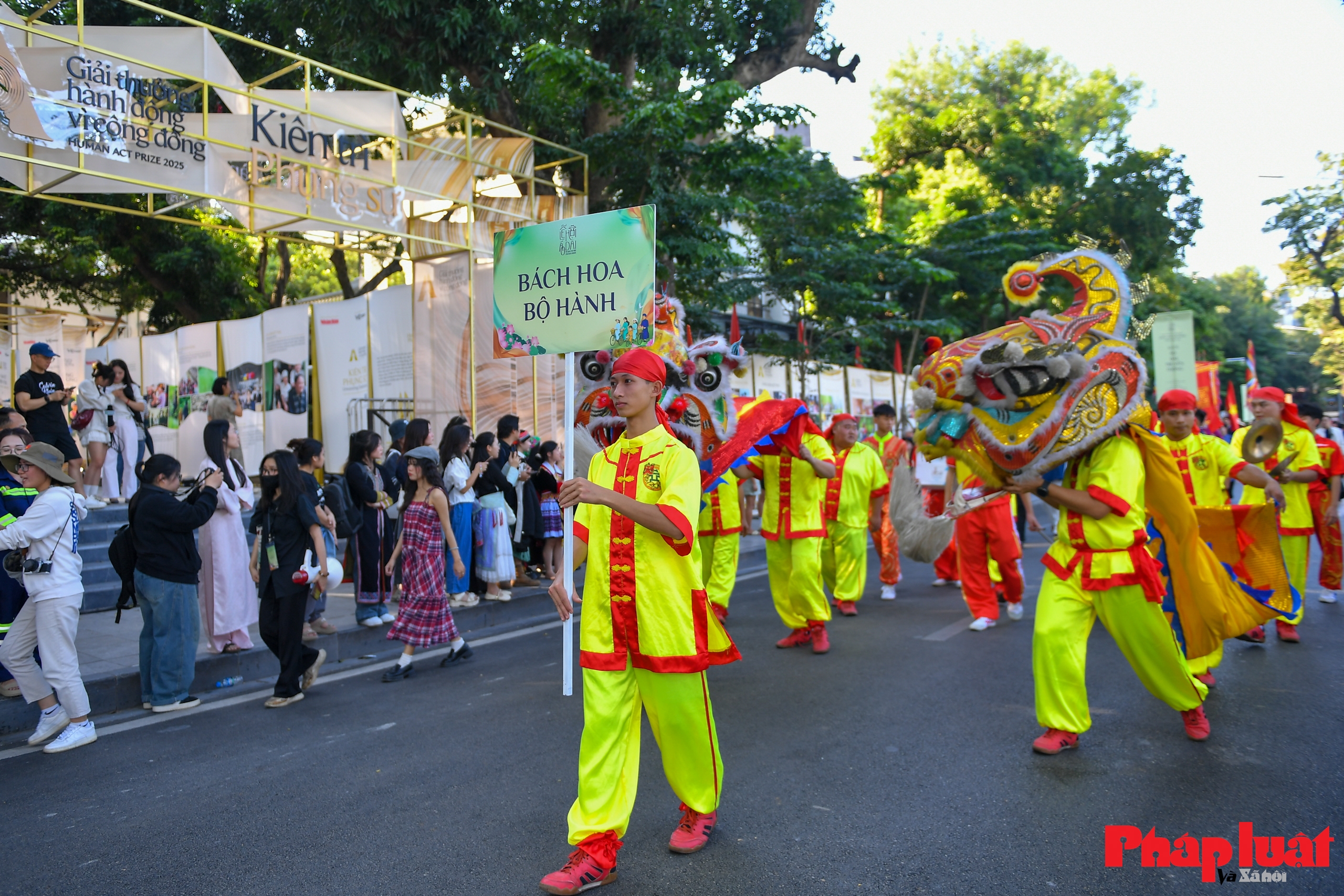 Bách Hoa Bộ Hành 2025 lan tỏa di sản trang phục Việt giữa lòng Hà Nội Bách Hoa Bộ Hành 2025 lan tỏa di sản trang phục Việt giữa lòng Hà Nội