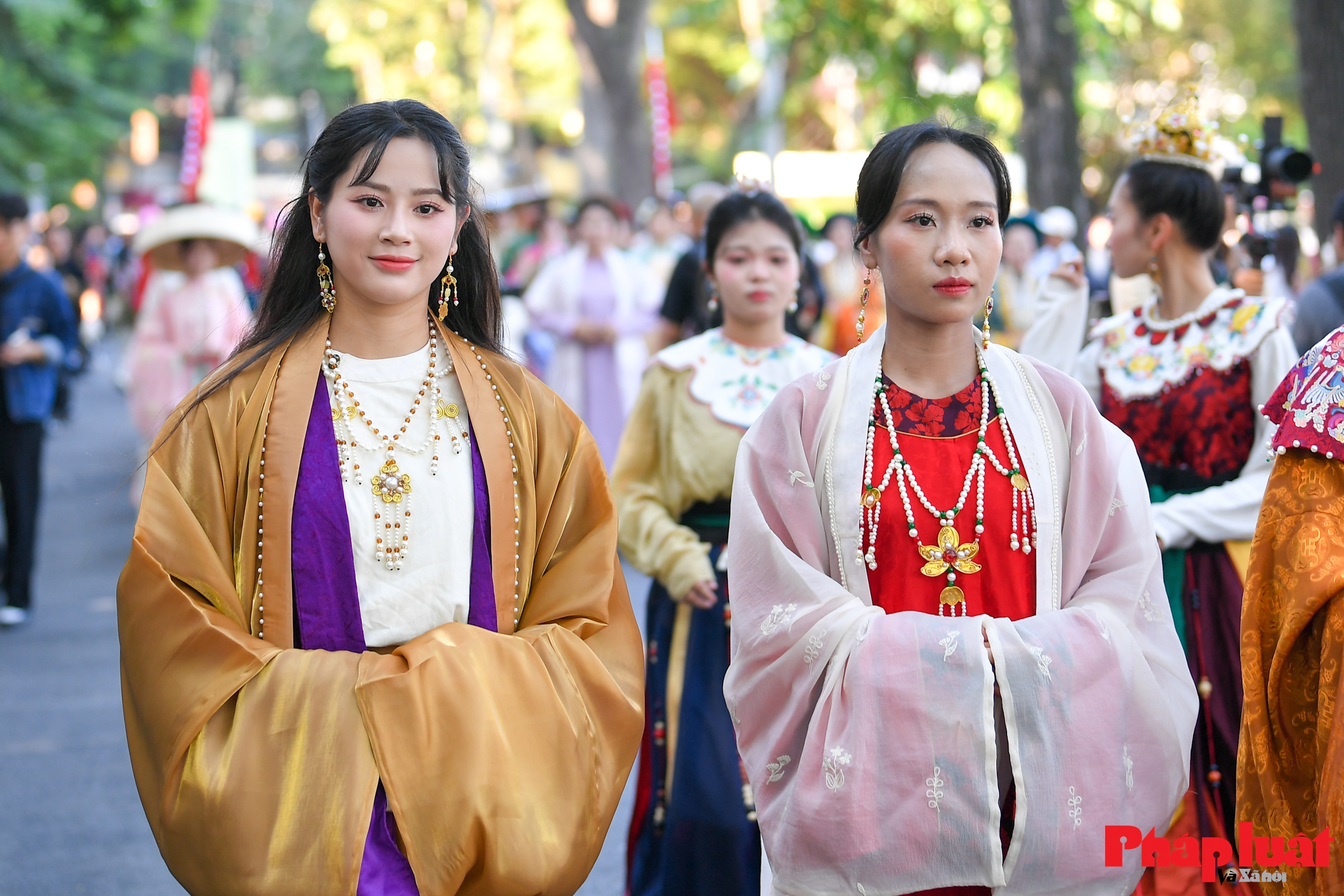 Bách Hoa Bộ Hành 2025 lan tỏa di sản trang phục Việt giữa lòng Hà Nội Bách Hoa Bộ Hành 2025 lan tỏa di sản trang phục Việt giữa lòng Hà Nội