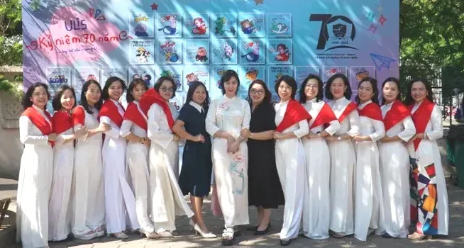 Các thế hệ cựu sinh viên của hai khoa trở về trong lễ kỷ niệm.