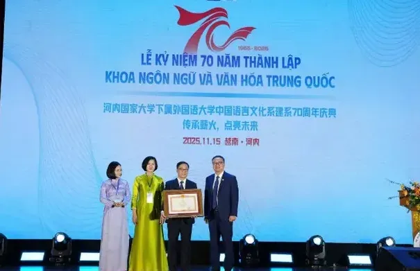 Khoa Ngôn ngữ và Văn hóa Trung Quốc (Đại học Ngoại ngữ - Đại học Quốc gia Hà Nội) đón nhận Bằng khen của Thủ tướng Chính phủ.