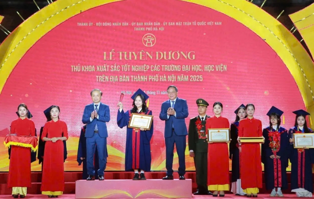 Thủ khoa Đặng Thị Diễm Quỳnh được vinh danh tại Văn Miếu - Quốc Tử Giám ngày 14-11 vừa qua. Ảnh BTC Thủ khoa Đặng Thị Diễm Quỳnh được vinh danh tại Văn Miếu - Quốc Tử Giám ngày 14-11 vừa qua. Ảnh BTC