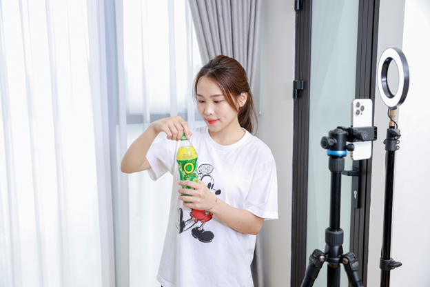 Làm thêm giúp sinh viên tự lập và trải nghiệm, nhưng cũng dễ căng thẳng. Một chai Trà Xanh Không Độ mát lạnh là “bí kíp” để họ giải nhiệt, giữ tinh thần sảng khoái mỗi ngày.