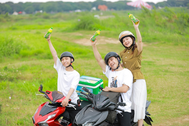 Trong những chuyến đi, Trà Xanh Không Độ là thức uống không thể thiếu của người trẻ để “refresh “ tinh thần, giải nhiệt cuộc sống và sẵn sàng đón mọi thử thách mới. 