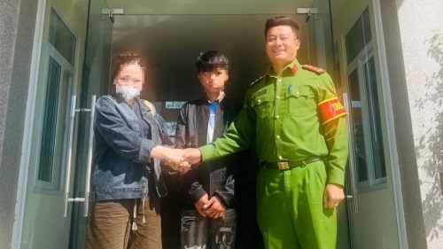 Con trai bị lạc, người mẹ vui mừng khi nhận cuộc gọi từ cán bộ công an