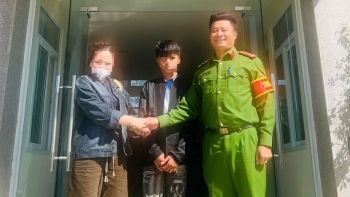 Con trai bị lạc, người mẹ vui mừng khi nhận cuộc gọi từ cán bộ công an