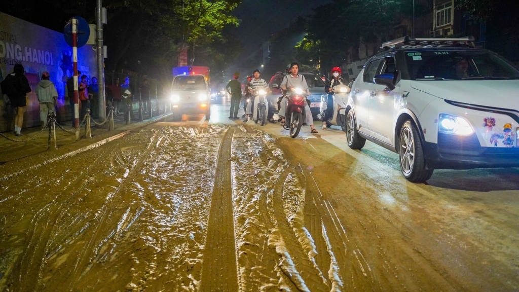 Xử lý tài xế xe tải làm rơi vãi bùn đất xuống đường phố Hà Nội