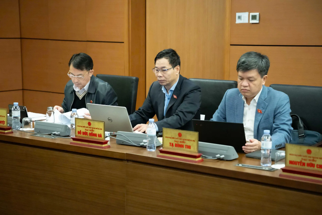 Đại biểu tham gia thảo luận tại tổ đại biểu TP Hà Nội sáng 19/11. Ảnh: Quochoi.vn