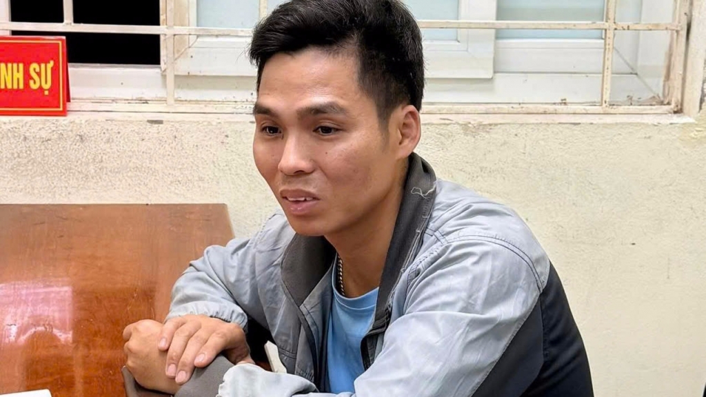 Tài xế lao xe vào Cảnh sát giao thông rồi bỏ chạy trong đêm