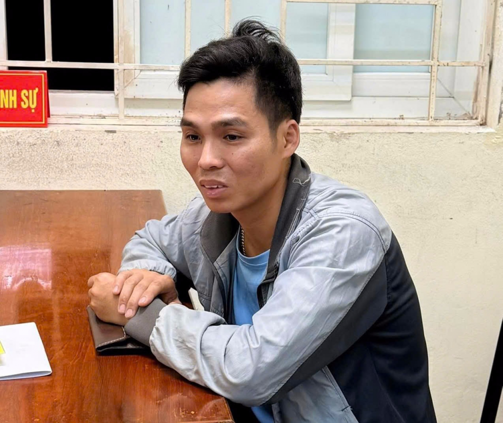 Bị kiểm tra lúc nửa đêm, tài xế lao xe vào Cảnh sát giao thông rồi bỏ chạy Tài xế lao xe vào Cảnh sát giao thông rồi bỏ chạy trong đêm