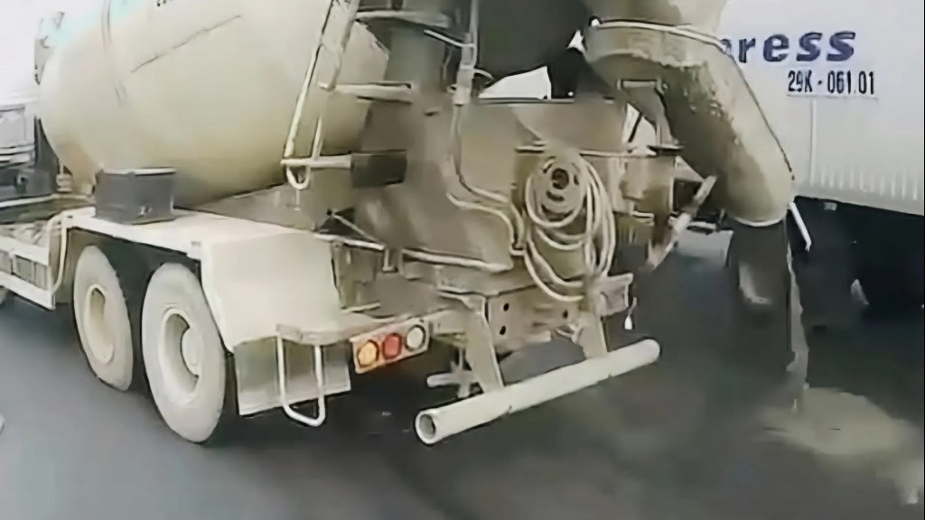 Xe tải làm rơi vãi đất, bùn thải ra đường: Hành vi nguy hiểm cần xử lý nghiêm