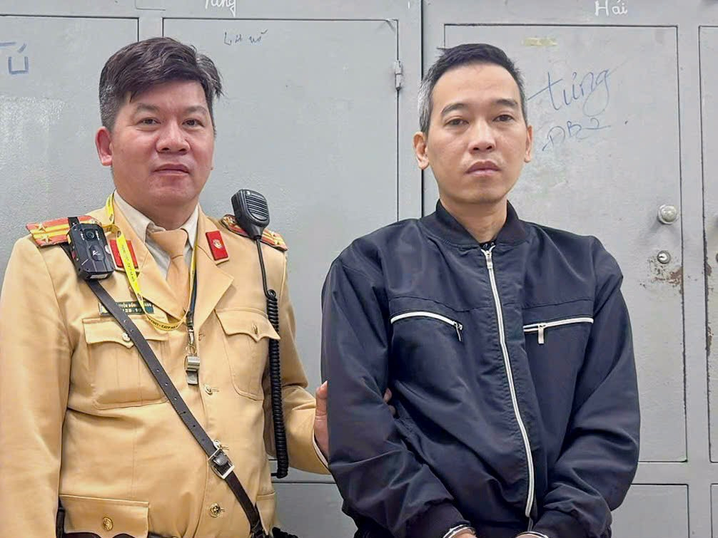 Đối tượng Đinh Ngọc Tuấn tại cơ quan công an.