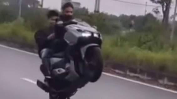 Nam thanh niên bốc đầu xe máy trên đường Đặng Công Chất và cái kết