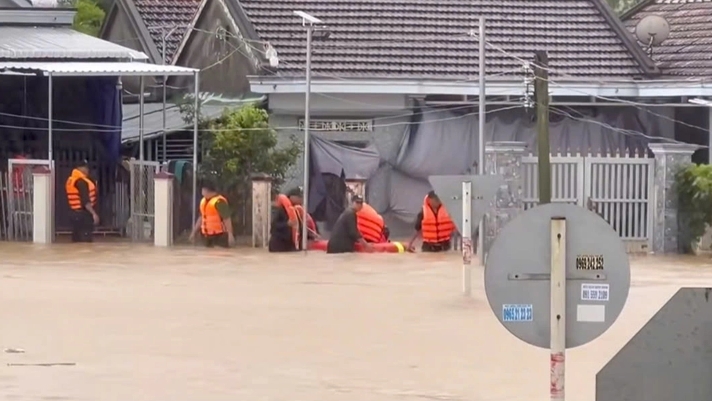 Khánh Hòa oằn mình trong “biển nước”: hơn 300 cán bộ, chiến sĩ xuyên đêm cứu dân