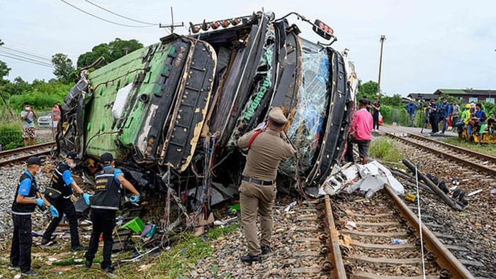 Xe khách bị lật lúc rạng sáng khiến 13 người tử vong