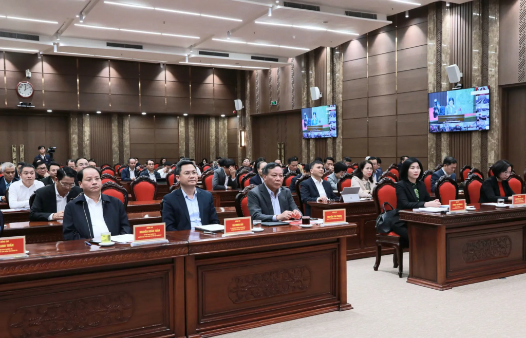 Phó Bí thư Thường trực Thành ủy Nguyễn Văn Phong cùng các đồng chí lãnh đạo TP tham dự hội nghị tại điểm cầu Thành uỷ Hà Nội. Phó Bí thư Thường trực Thành ủy Nguyễn Văn Phong cùng các đồng chí lãnh đạo TP tham dự hội nghị tại điểm cầu Thành uỷ Hà Nội.