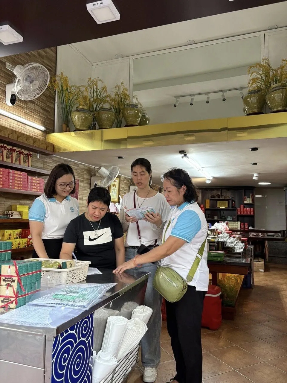 Kỳ 2: “Đi từng ngõ, gõ từng nhà” để tuyên truyền số hóa