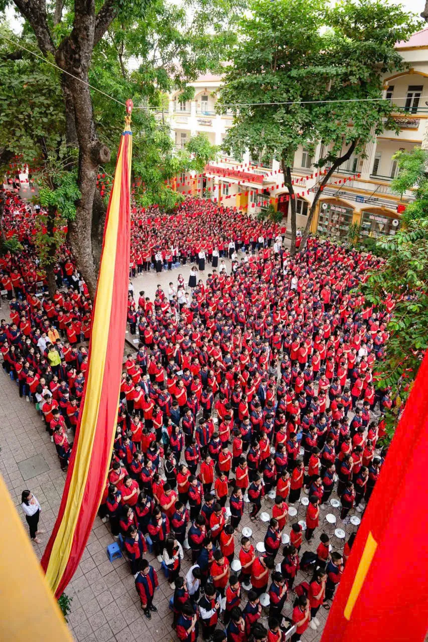 Ban giám hiệu phấn đấu 80% giáo viên, 100% học sinh trường THCS Hoàng Liệt tham gia cuộc thi do báo Kinh tế & Đô thị tổ chức. Ảnh TA