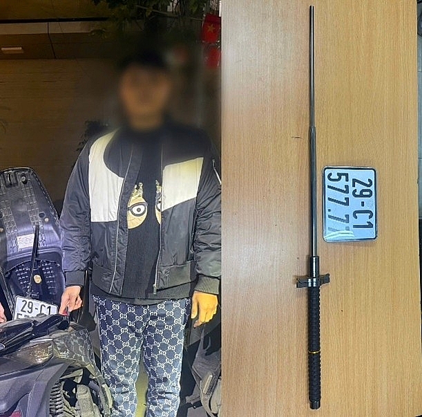 141 Hà Nội “chặn đứng” cặp đôi đi SH mang biển số giả và gậy ba khúc lúc nửa đêm