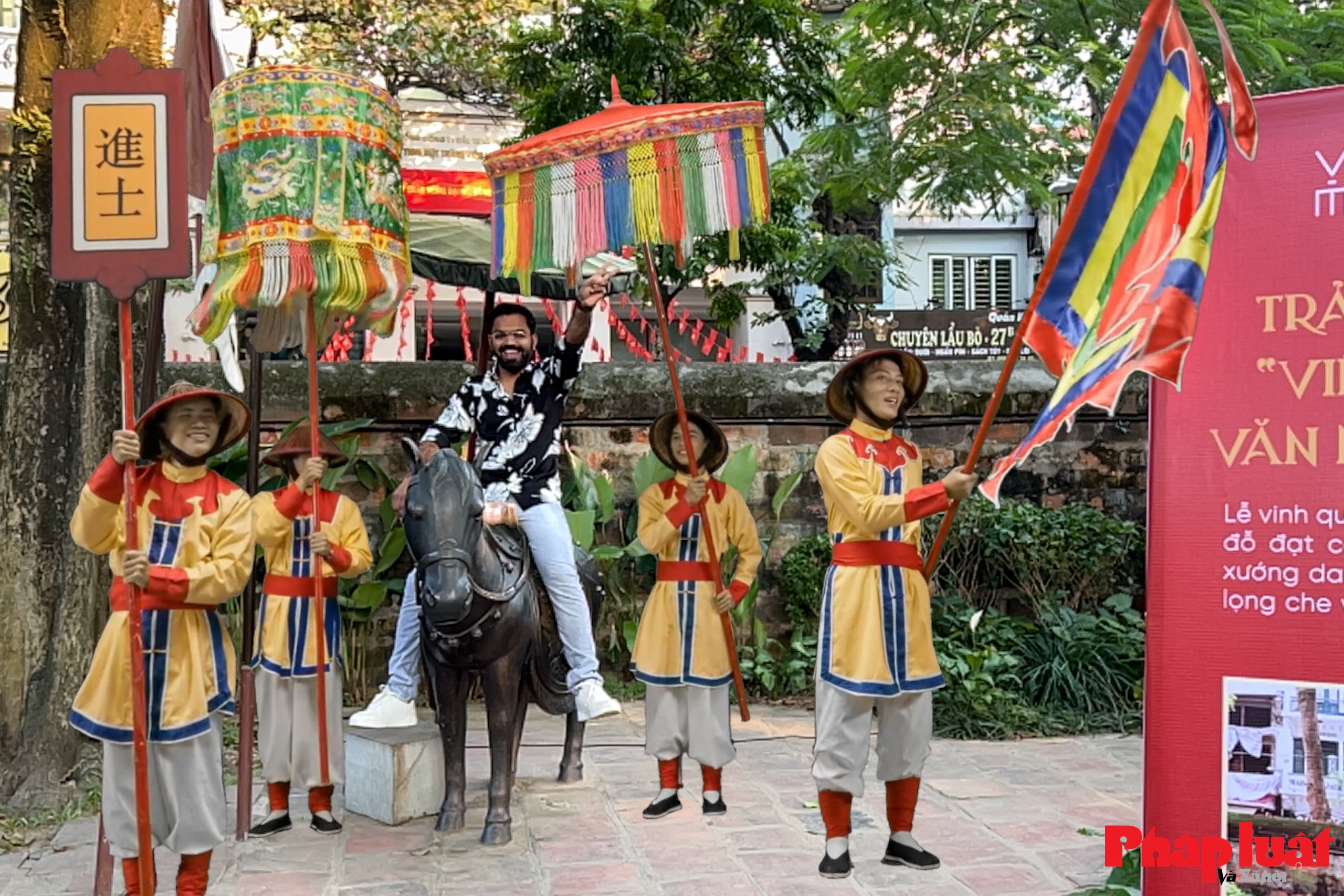 Trải nghiệm hành trình lều chõng khoa cử, đóng vai Trạng nguyên tại Văn Miếu - Quốc Tử Giám