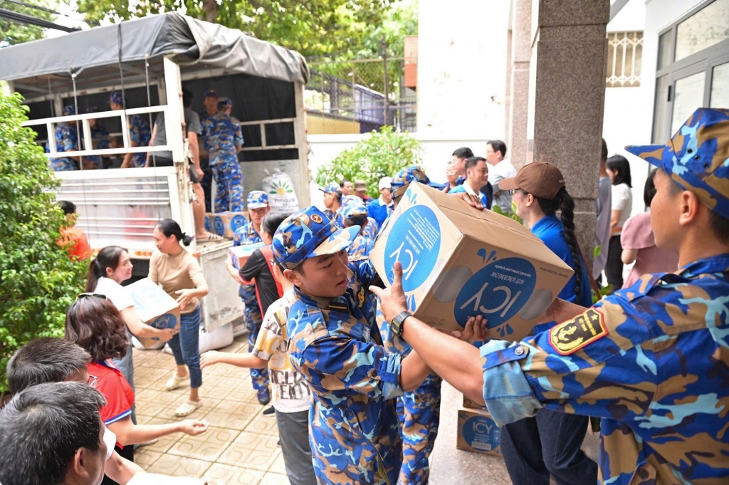 Những sản phẩm dinh dưỡng của Vinamilk được đón nhận để chuyển đến người dân vùng lũ - Ảnh: Vi Nam