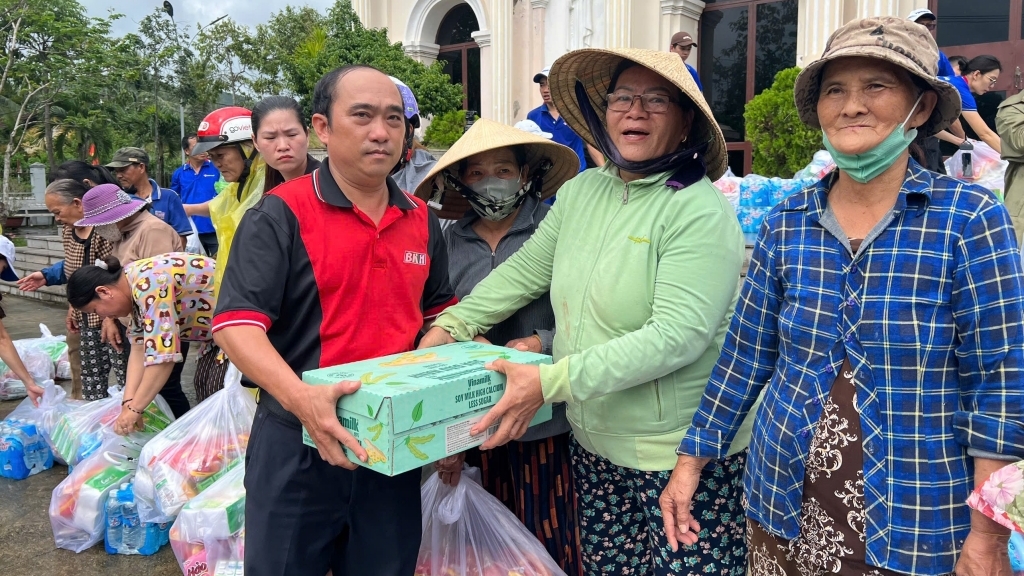 Vinamilk kịp thời hỗ trợ 48 tấn sản phẩm dinh dưỡng đến bà con vùng lũ miền Trung và Tây Nguyên