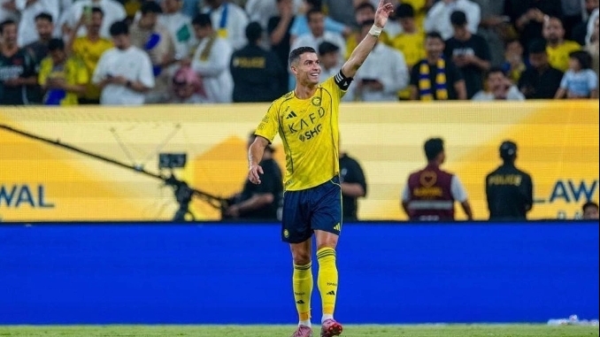 Ronaldo lập siêu phẩm ngả người, tiến sát cột mốc 1.000 bàn thắng