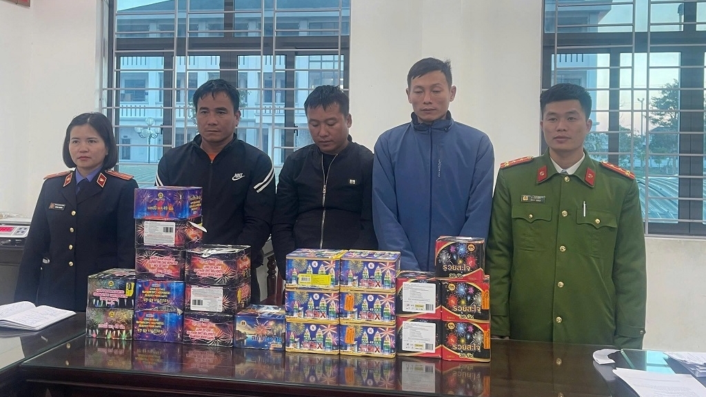 Bắt quả tang 3 người đàn ông mua bán, tàng trữ hàng cấm