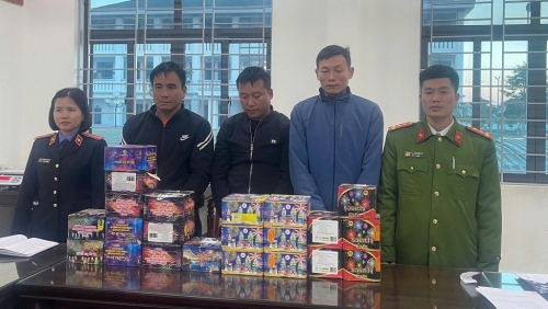 Bắt quả tang 3 người đàn ông mua bán, tàng trữ hàng cấm