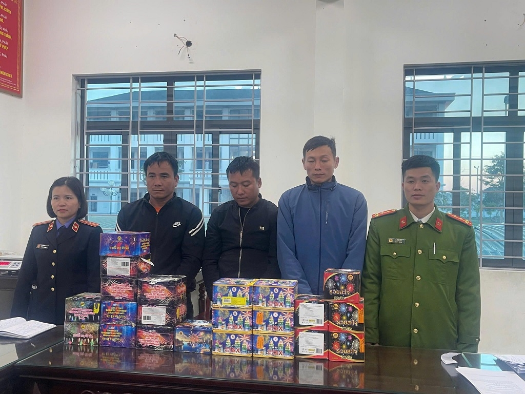 Các đối tượng mua bán, tàng trữ pháo nổ bị bắt giữ. Ảnh: CQCA