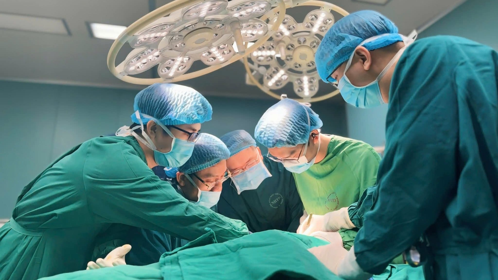 Phẫu thuật vi phẫu thần kinh giúp người trẻ tìm lại chức năng cánh tay sau chấn thương