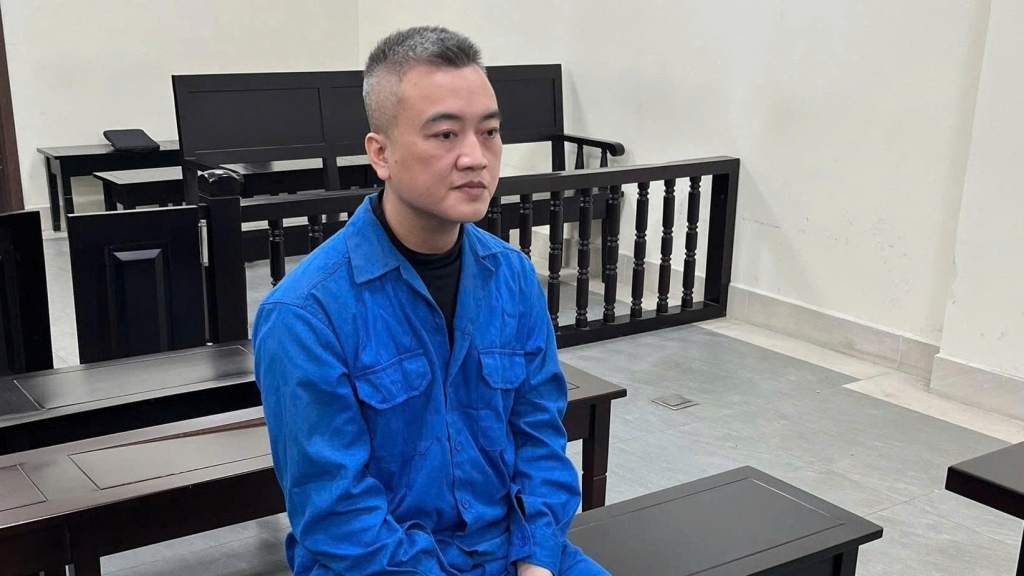 Lĩnh 14 năm tù vì tham ô tiền của công ty