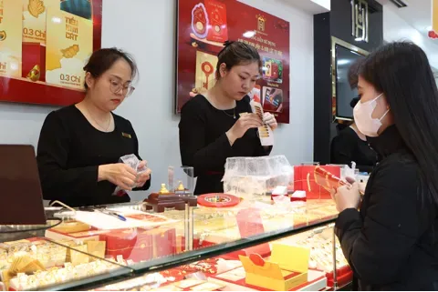 Mua bán tại một cửa hàng vàng ở Hà Nội. Ảnh: Hải Linh