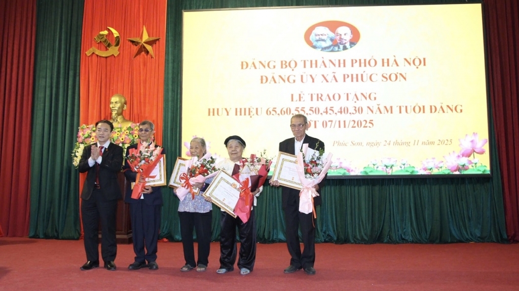 Xã Phúc Sơn: trao Huy hiệu Đảng và triển khai công tác bầu cử đại biểu Quốc hội khóa XVI