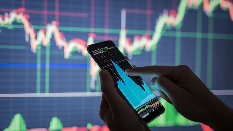 Thị trường chứng khoán ngày 24/11: Nhóm cổ phiếu Vingroup giúp VN-Index tăng 13 điểm